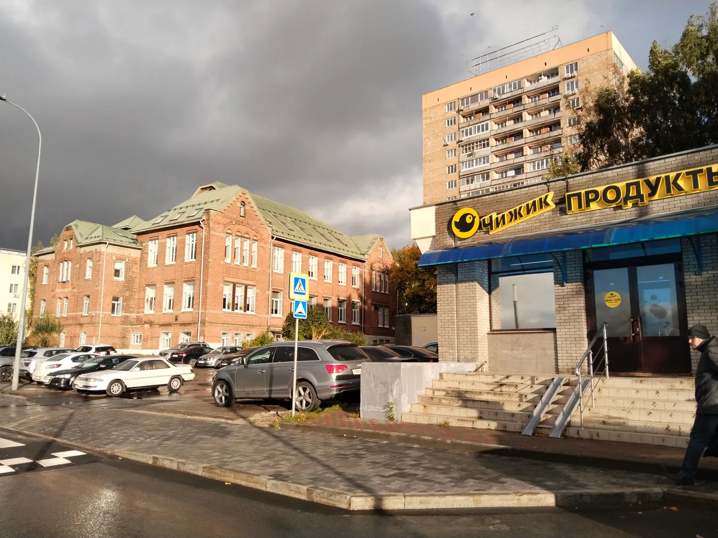 Парковка за магазином Чижик