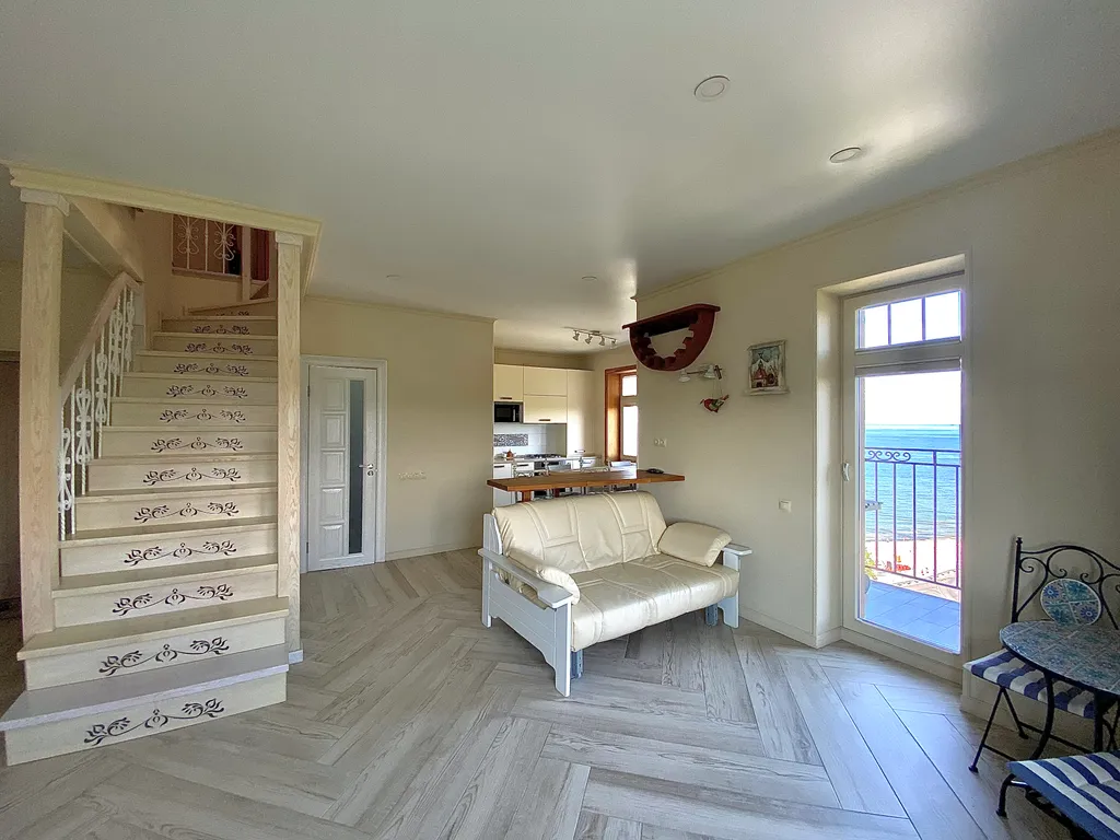 Двухуровневые просторные апартаменты с видом на море.