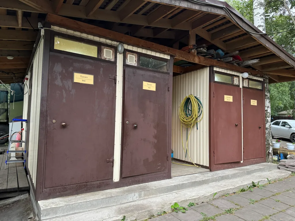 Полдома на берегу озера на базе кемпинга