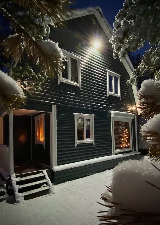 Уютный дом на берегу водохранилища