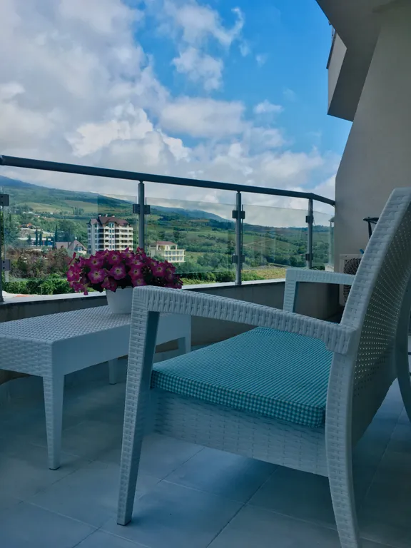 Апартамент с видом на море и горы