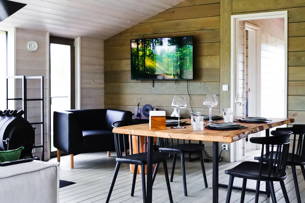 Черный дом на берегу водохранилища