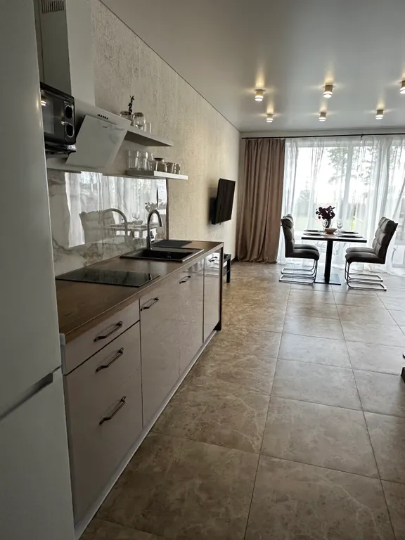 таунхаус на берегу озера с панорамными окнами, сауной и зоной барбекю