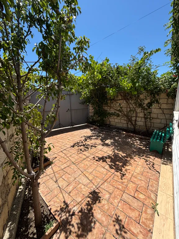 Уютный дом в эко стиле, в 150 метрах от моря и пляжа со своим двором