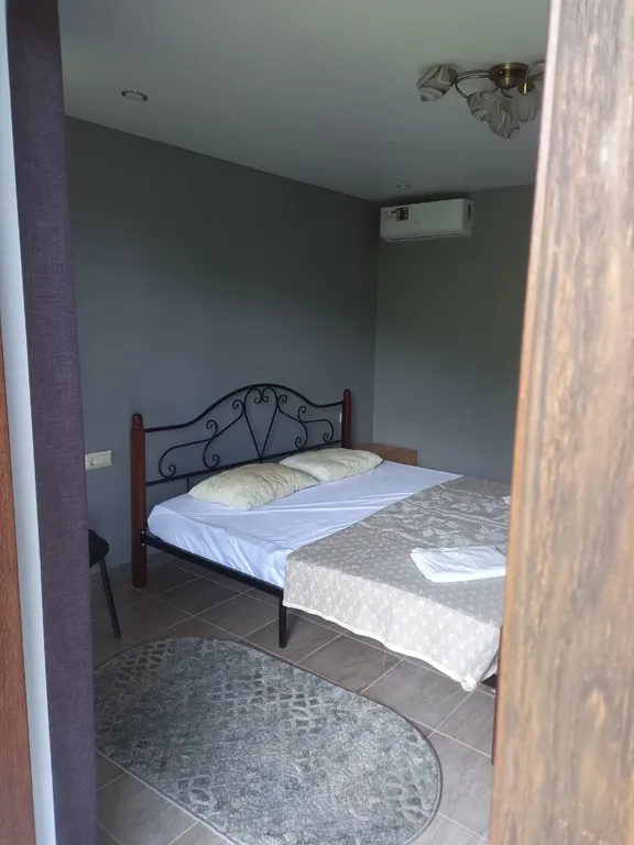 Номер со всеми удобствами в коттеджном домике