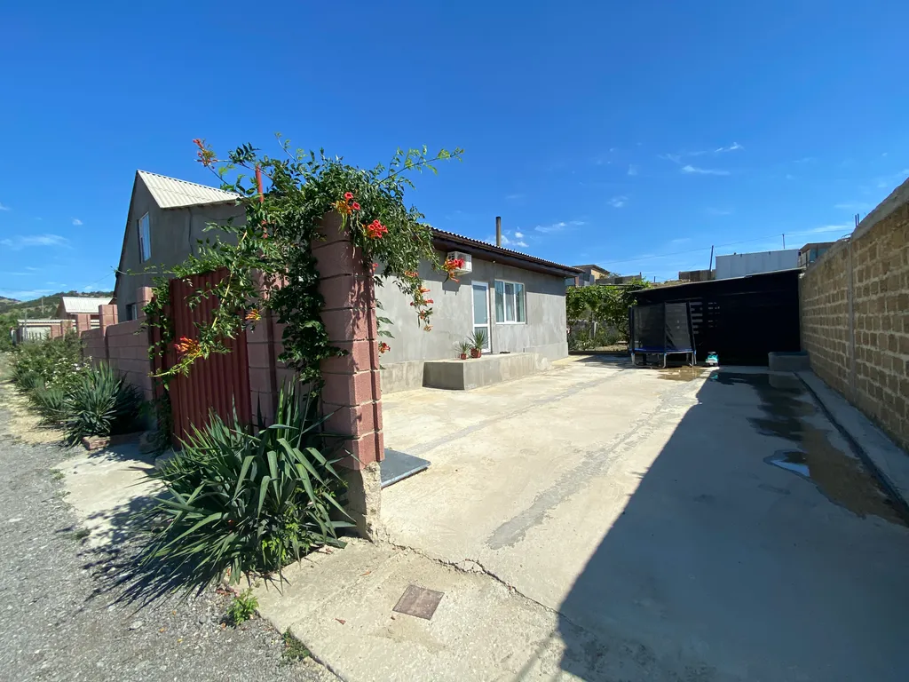 Коттедж Часть дома со своей кухней и отдельным входом под ключ — Судак