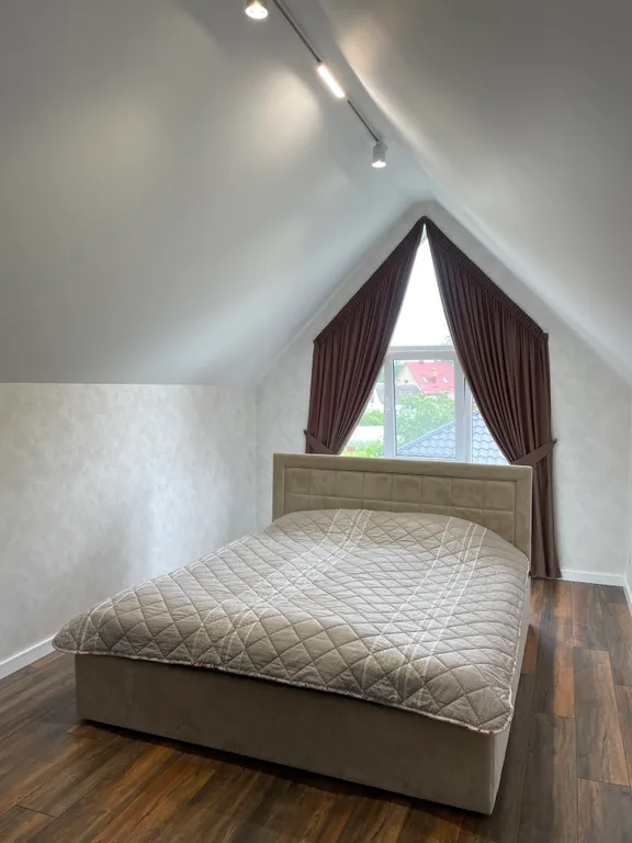 Коттедж для отдыха вблизи леса, с отдельной территорией и баней