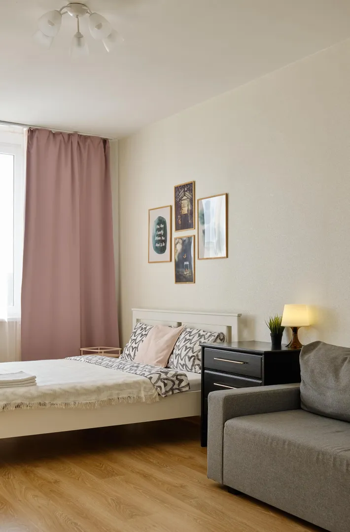 Большая двух спальная кровать 160 см, с удобным матрасом и чистейшим, ароматным постельным бельем