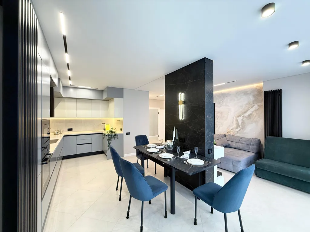 Квартира с большой кухней-гостиной, камином и панорамным видом