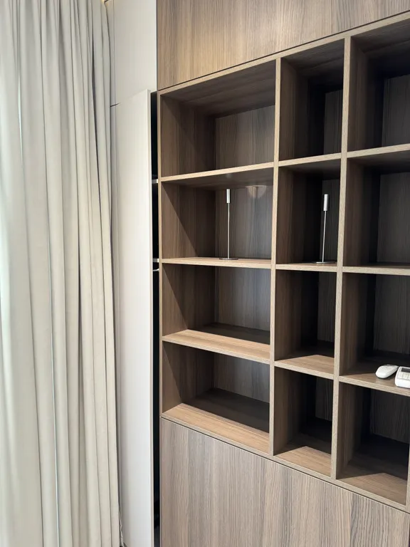 Дизайнерский ремонт с красивым вид из окна