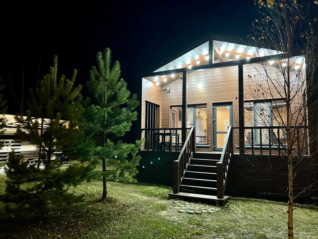 Стильный барн в соснах