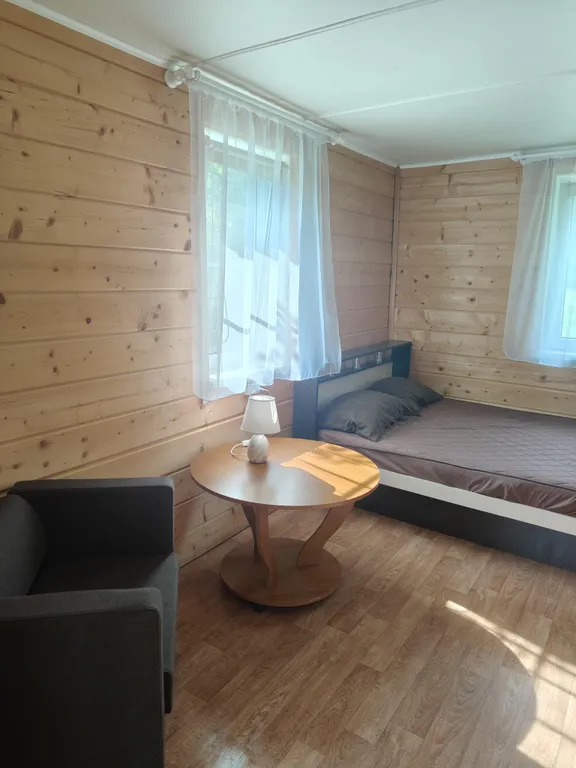 Дом на берегу с баней и лодкой