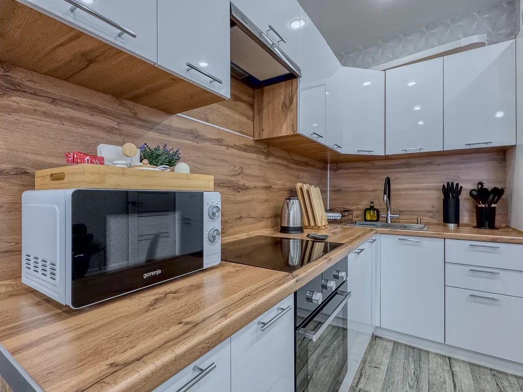 Просторная квартира с кухонной зоной и лоджией