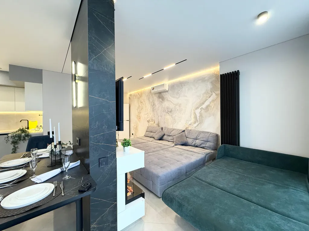 Квартира с большой кухней-гостиной, камином и панорамным видом