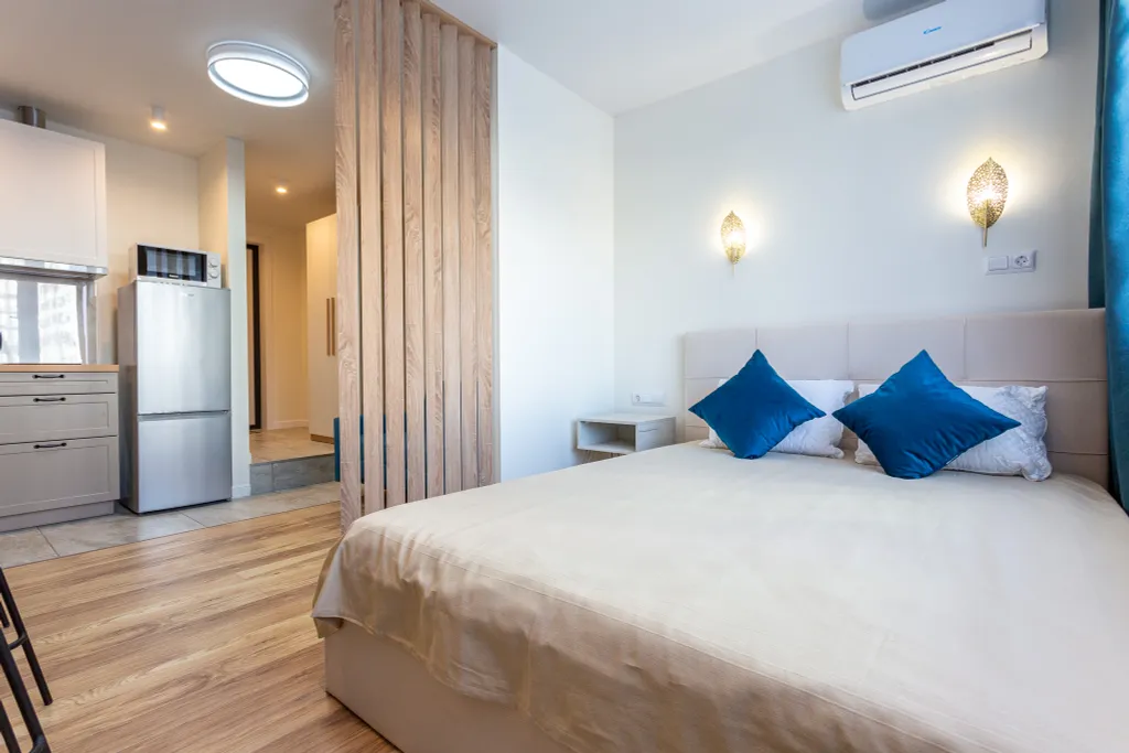 Современная студия Морент с ярким интерьером в жк фрукты