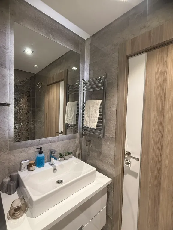 Studio apt with pool and gym near metrobus station