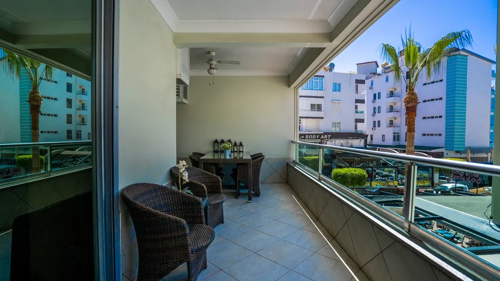 2BD Flat 50m to the Beach