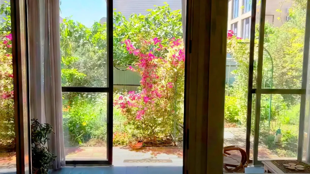 Дом с уютной верандой, выходящей в сад