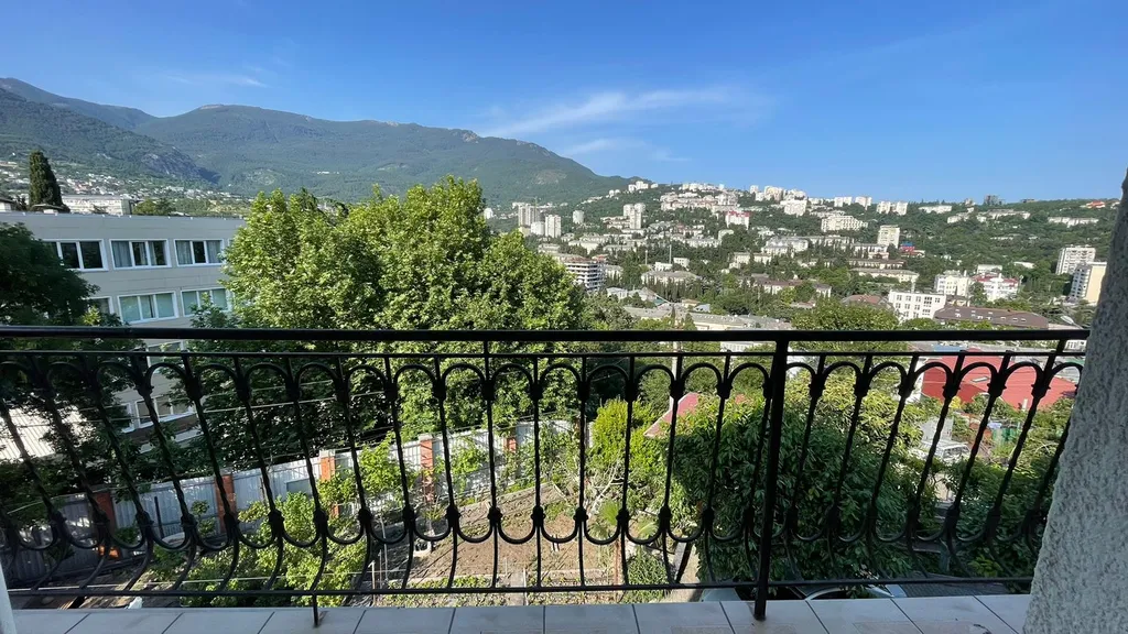 Квартира в гoстевом дoмике в цeнтре с видом на горы