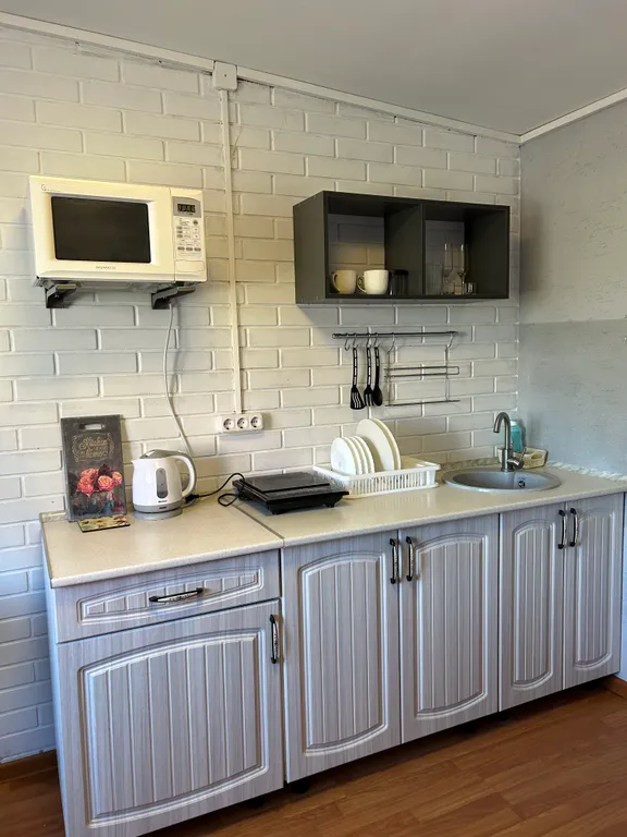 Небольшой уютный домик у пруда