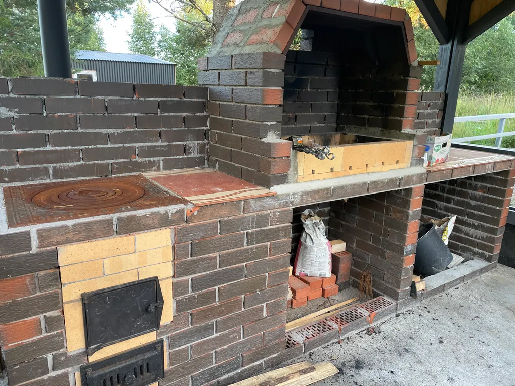 Уютный домик в тихом месте рядом с водой