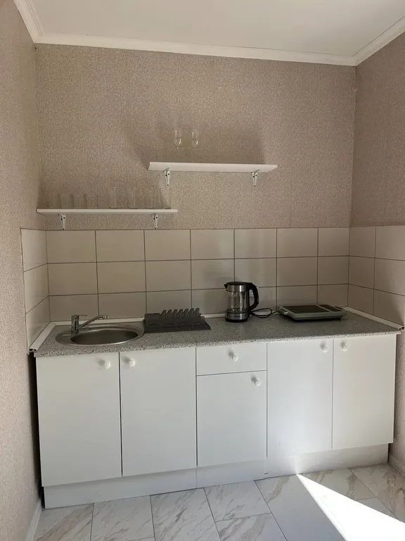 Домик целиком в лесу на берегу залива