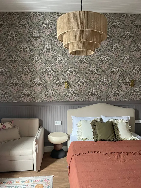 Дом с бассейном у леса