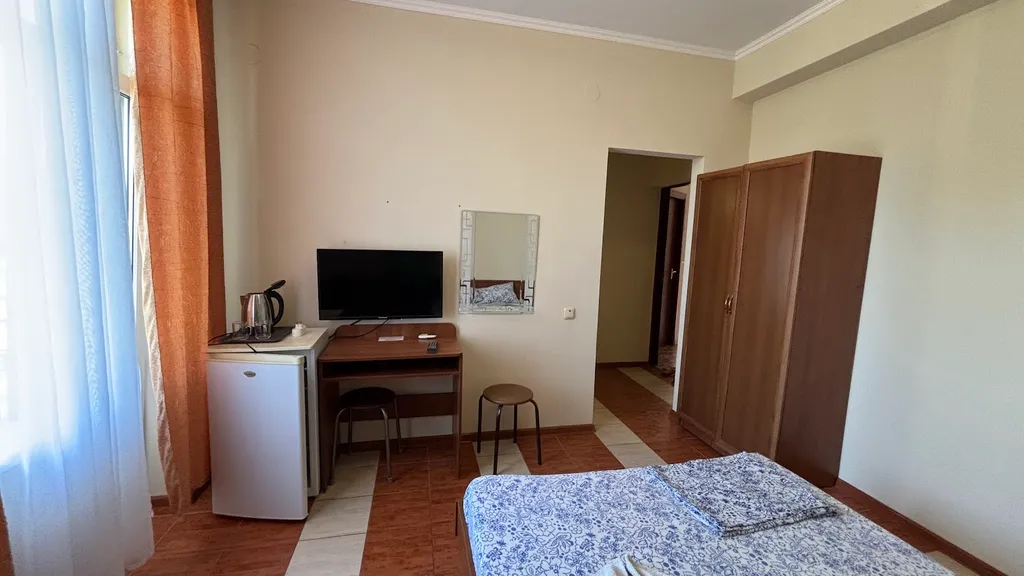 №13 Трёхместный номер с балконом с видом на парковку.