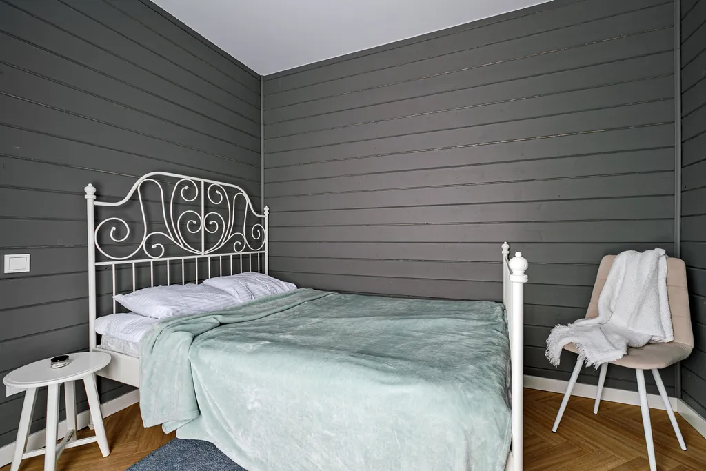 Grey House с дикими зайцами