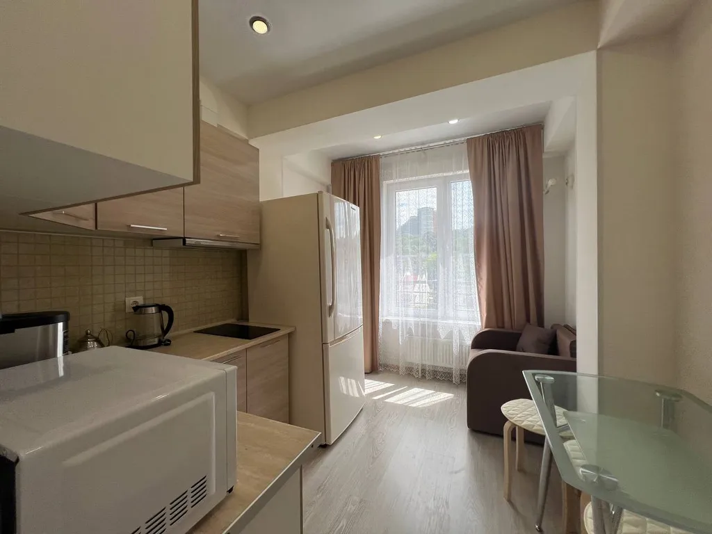 Апартамент с просторной спальней и выделенной кухонной зоной