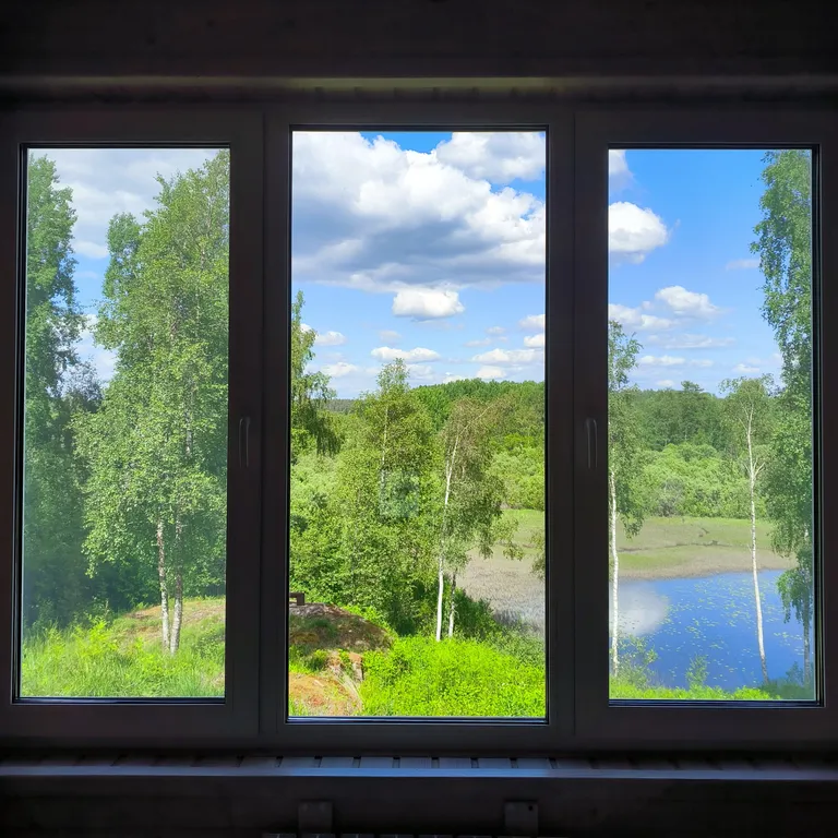 Дом на скале с видом на озеро