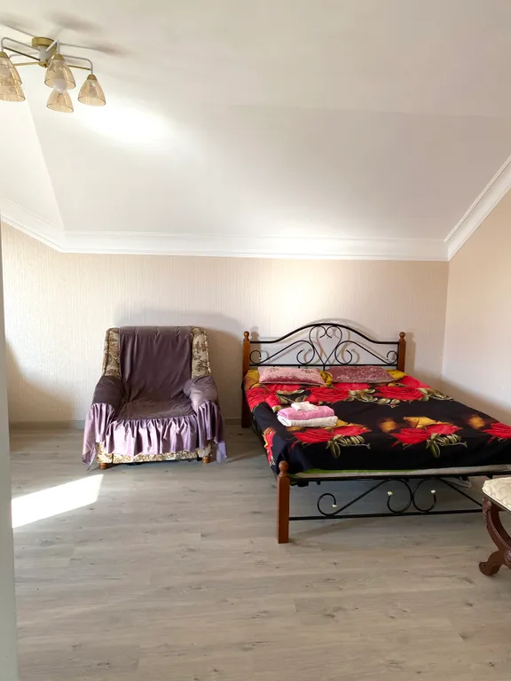 Дом с двором и беседкой в 7 минутах езды от пляжа