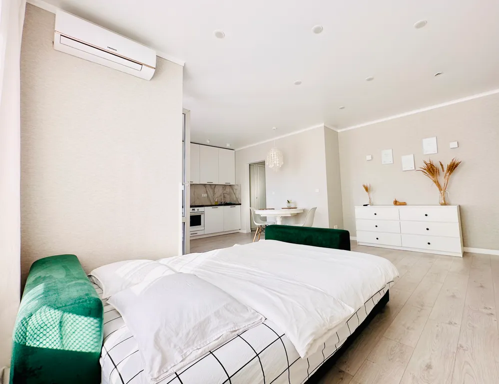 Уютная светлая квартира-студия с хорошим ремонтом в новом доме