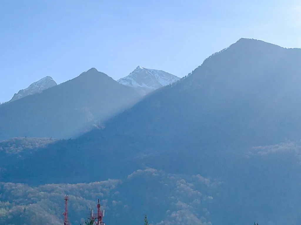 Светлая студия на мансардном этаже с видом на горы