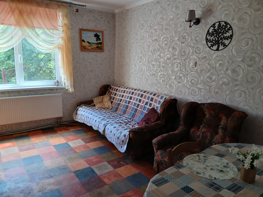 Дом находится на частной территории, есть стоянка автомобильная