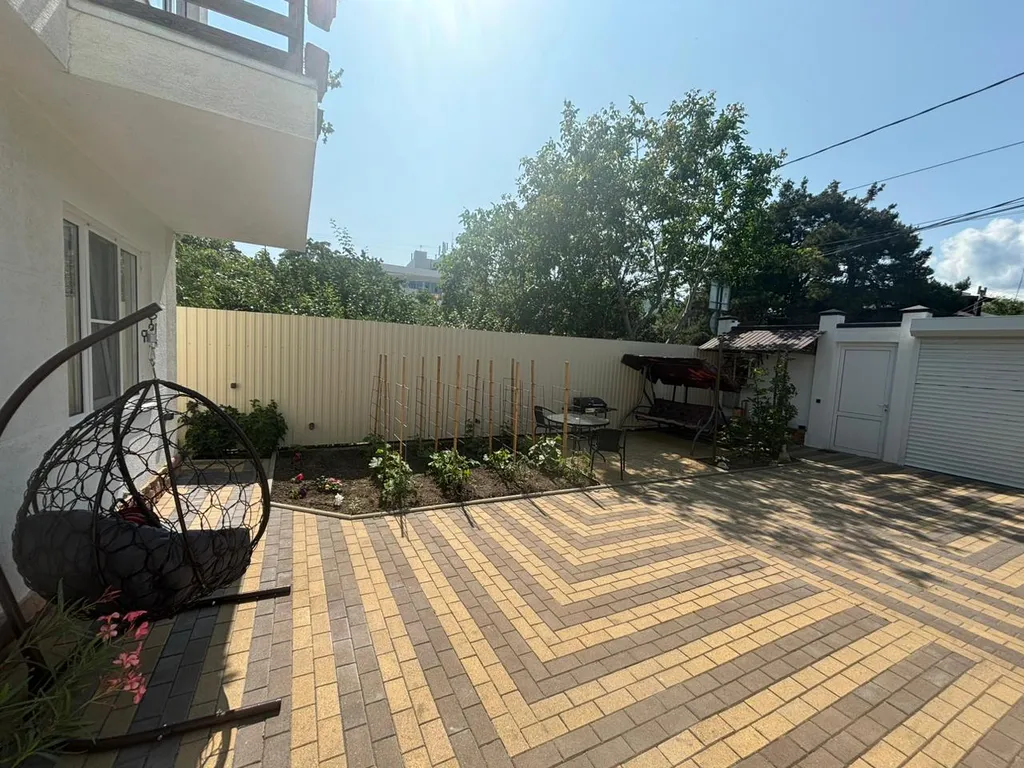 Комната студия в частном доме со своим двором