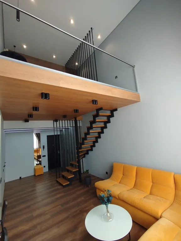 Стильная двухуровневая студия с захватывающим видом на город