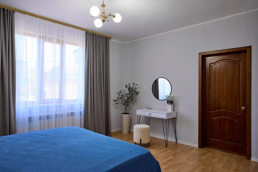 Дом с видом на монастырь