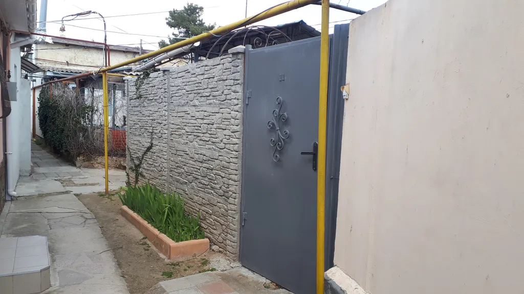 Отдельный дом с двором и беседкой, со всеми условиями