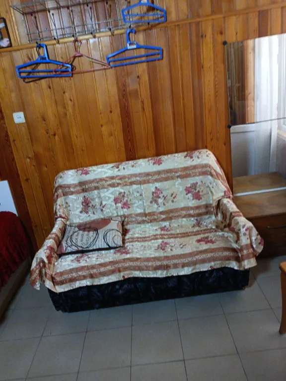 Двухкомнатный номер с балконом и видом на море в 20 метрах от него