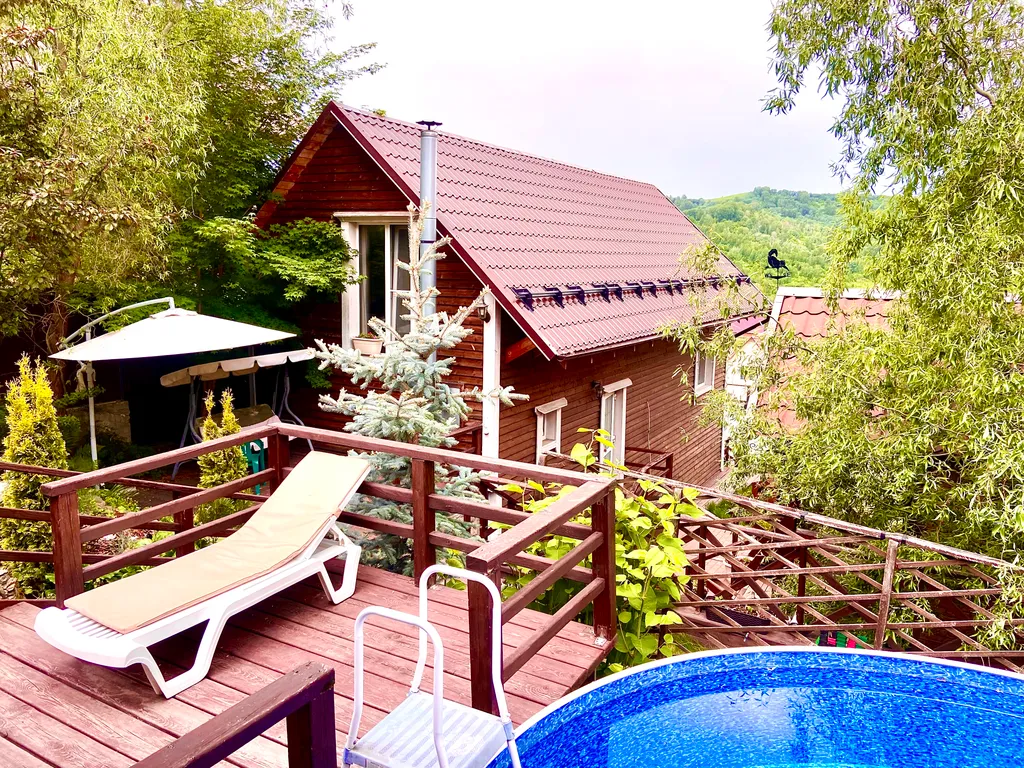 Домик в Горном Алтае с видом на горы