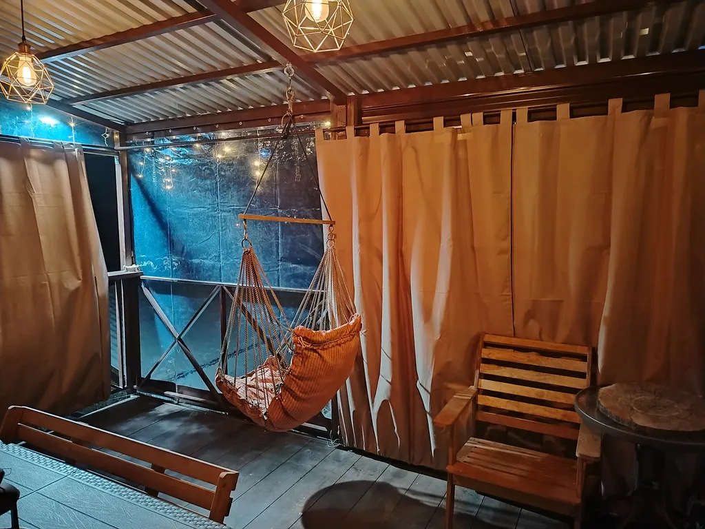 Дом в дубовой роще у реки