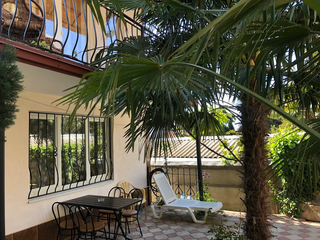 Двухэтажный дом с шикарным уютным двором в самом центре