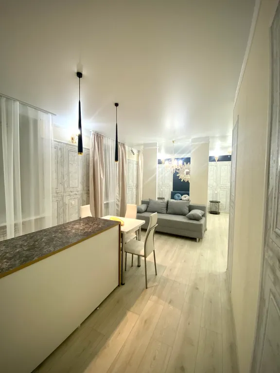 Квартира с огромной круглой ванной и камином