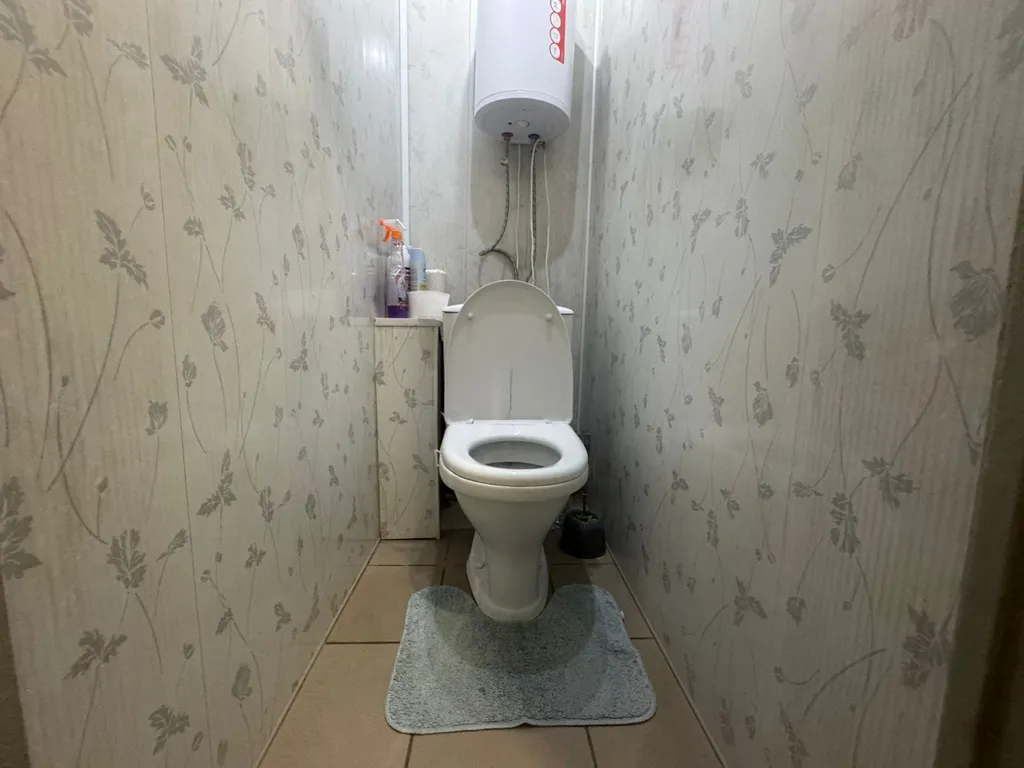 Не дорогая, без изысков, в центре