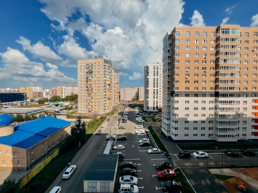 Очaровaтельнaя cтудия с уютными качелями на бaлконe