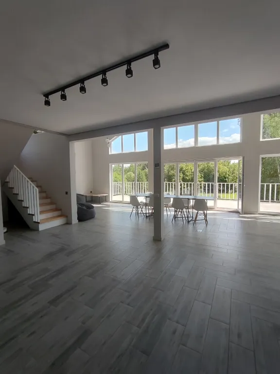 Современный дом с панорамными окнами и сауной