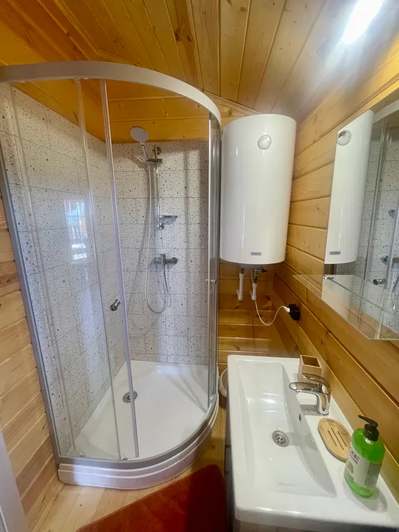 Новый деревянный домик у моря