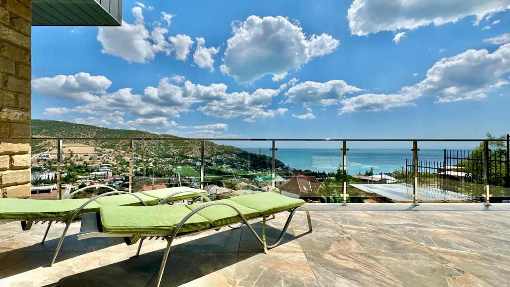 Дом с видом на горы и море