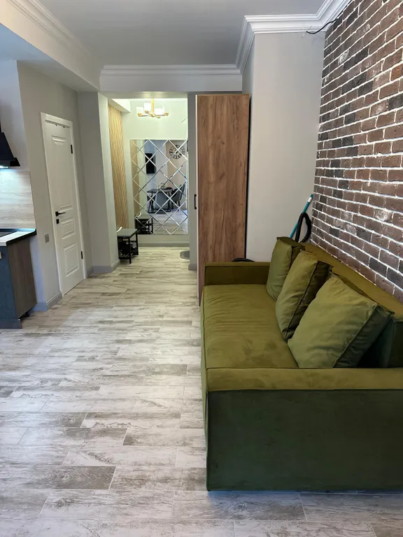 Квартира с дизайнерским евроремонтом и кухонной зоной